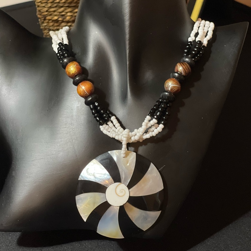 Natural Flower Mother of Pearl Shell Pendant Beads Necklace Handmade Jewelry